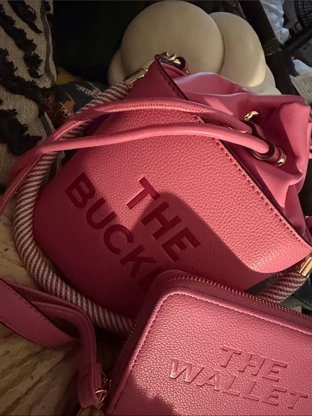 Pink 'The Bucket' medium Bucket Bag with “the wallet” and wristlet - Picture 11 of 12